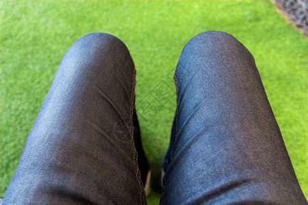 一个穿着牛仔裤的人在草原背景中穿时图片