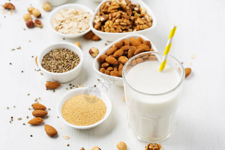 白色背景的玻璃中新鲜素食替代营养奶健康图片
