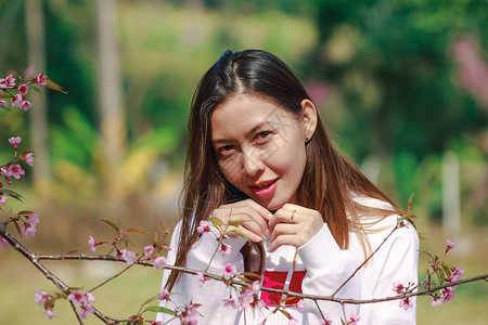 女人抬手抚上自己的脸图片