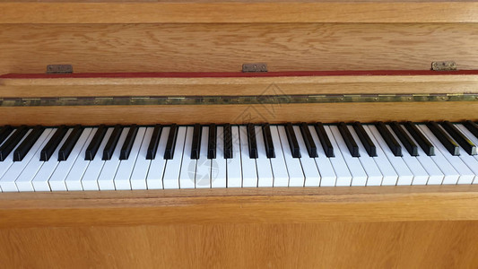 旧钢琴上的黑白键图片