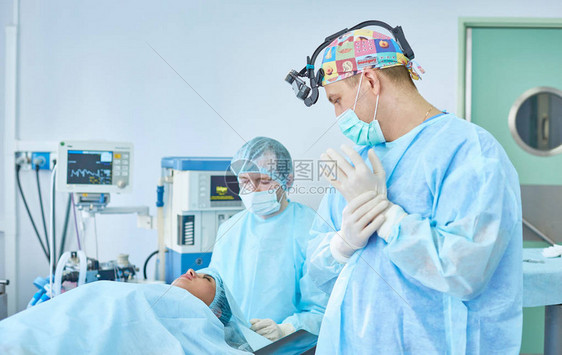 几位医生在工作期间将病人围在手术台上团队外科医生图片