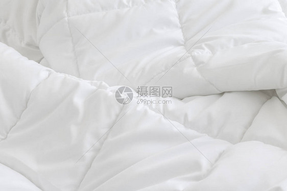 白色床单背景凌乱的床概念图片