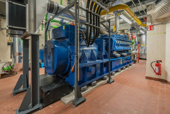 一台巨大的天然气发动机在热电联产厂工作图片