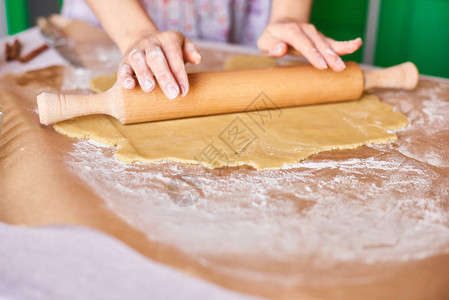 手与面团准备食谱面包一起工作女手为披萨做面团女人的手擀面团妈用擀面杖在厨背景图片