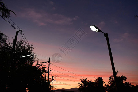 傍晚时分的路灯黄昏的天空背景图片