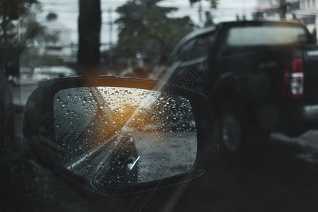 汽车在雨天风暴的道路上行驶图片