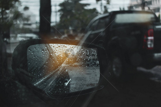 汽车在雨天风暴的道路上行驶图片