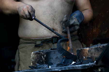 炽热的熔炉与铁匠图片