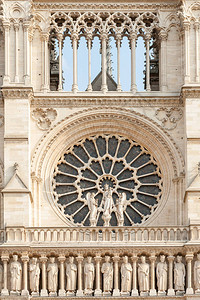 法国巴黎圣母院大教堂正面的特写带有玫瑰图片