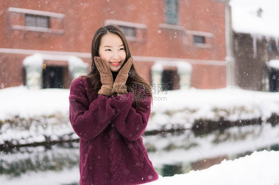 美丽的年青轻女士微笑图片