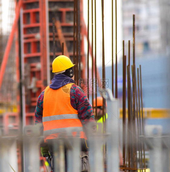 重建地区建筑工人监督负责对建筑施工图片