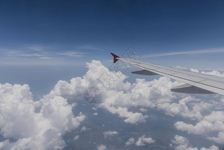 从飞机窗口拍摄的多云天空鸟瞰图图片