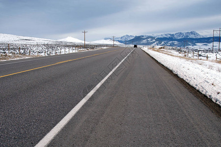 冬季公路上覆盖着雪图片