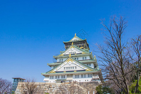 大阪城堡在晴朗的一天图片