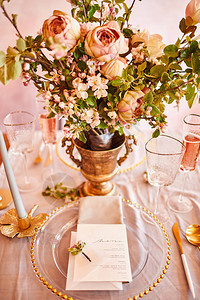 节日餐桌装饰餐具有不同的自然色彩和花朵石榴豪华婚礼派对生日从上面查看图片