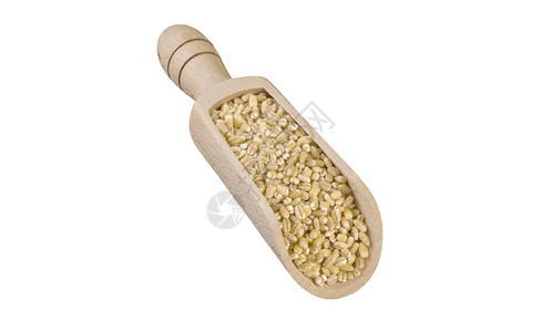 木制小便中的珍珠大麦孤立在白色背景上营养生物图片