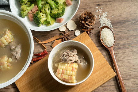 玉米和猪肉汤美味的菜餐背景图片