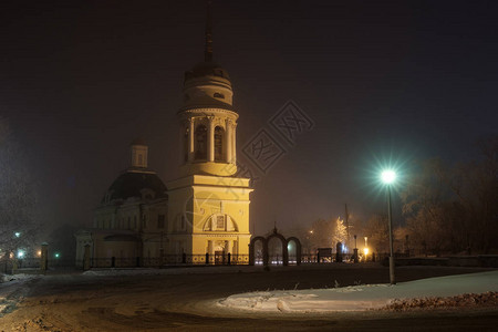 冬天晚上俄罗斯有雾教堂图片