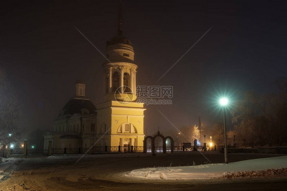 冬天晚上俄罗斯有雾教堂图片