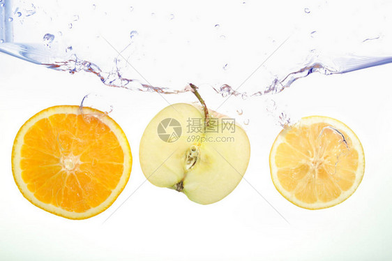橙子柠檬和苹果片在白色背景上溅起水花图片