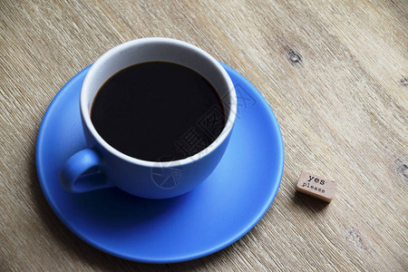 黑咖啡放在蓝色盘子上的蓝色大杯子里背景图片