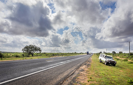 非洲从蒙巴萨到肯尼亚内罗毕的非洲公路直沥青图片