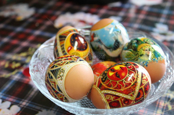 盘子里的复活节彩蛋复活节彩蛋的照片它们用特殊的电影装饰带有美丽图画的电影在沸水中紧地贴在鸡蛋上俄罗斯的复活节传统装饰鸡蛋它是基督图片