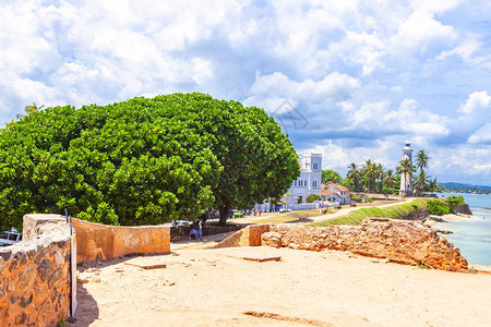斯里兰卡加勒一个简单风格的堡垒和附近的海滩图片