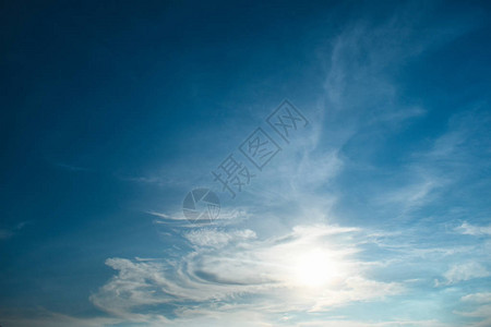 蓝天白云上的太阳图片