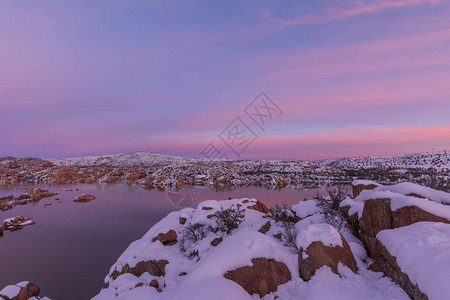 冬天在亚利桑那州沃森湖普雷斯科特湖的多彩日落图片