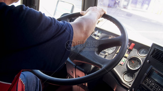 公共汽车司机驾驶方向图片