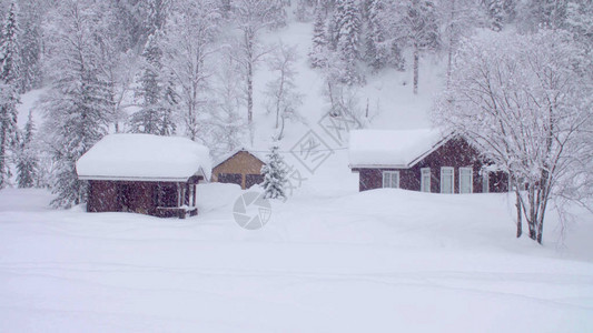西伯利亚小屋滑雪中落雪图片