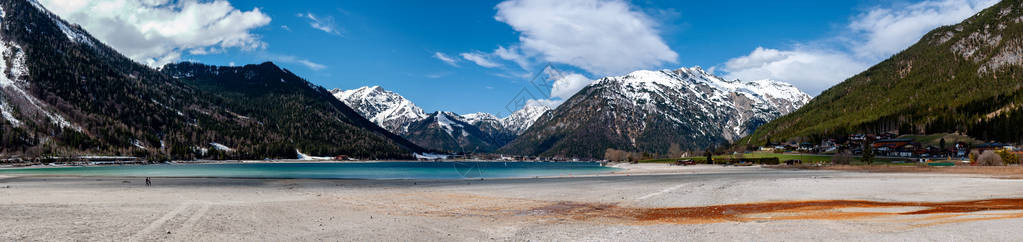与湖Achensee在奥地利的阿尔卑斯山全景阿尔卑斯山的春天全景与Ache图片