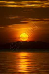 金色时辰的日落在湖图片
