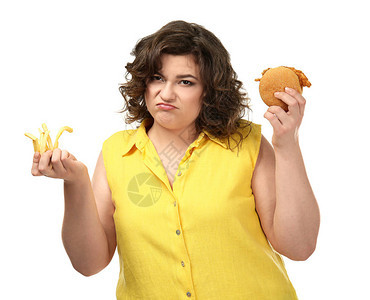 带着汉堡和炸薯条的超重妇女不高兴白底带图片