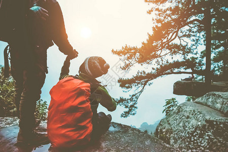 亚洲情人女和男人旅行自然旅行放松悬崖上的风景在有雾守卫的图片