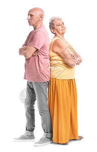 白色背景上吵架的老年夫妇的肖像图片