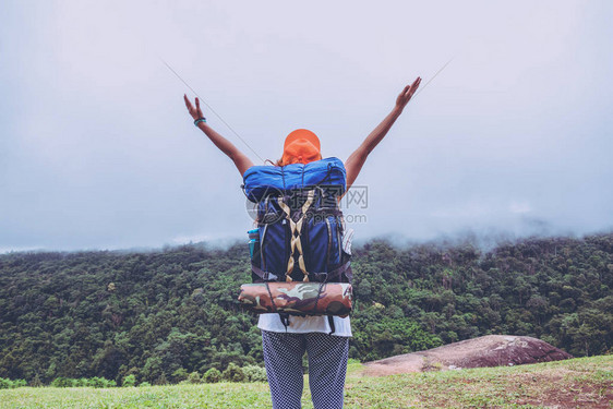 亚洲女旅行在假期放松站在山上自然户外假日运动锻炼放松旅行泰国图片