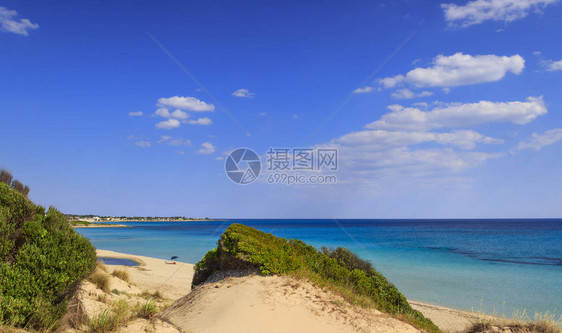 海岸线的特点是沙质海湾和锯齿状的悬崖交替出现图片