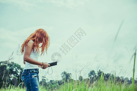 妇女写自然足迹山地森林作图片