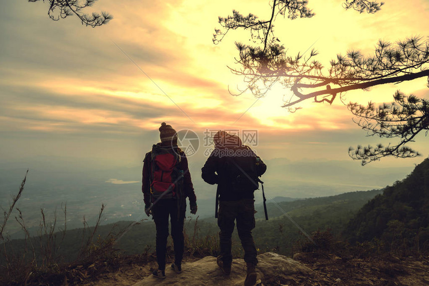 情人女和男人亚洲旅行在假期放松早上拍摄山景氛围在图片