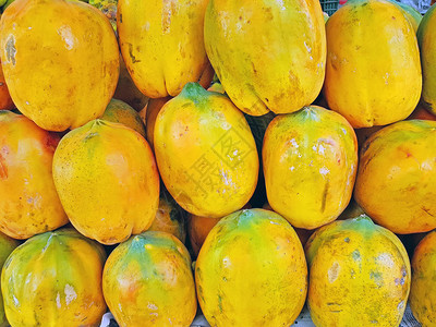 在印度出售的新鲜木瓜图片