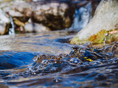 小溪流水山涧清凉澈的水细节极端特写镜头背景