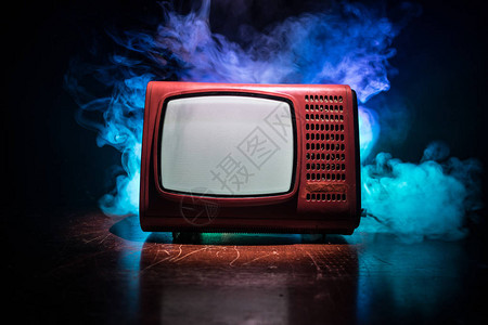 旧的老式红色电视在暗色调的雾背景上有白噪声复古旧电视接收器没有信号背景图片