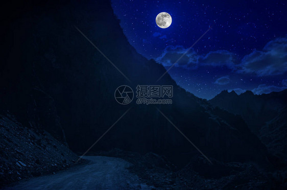 满月之夜穿过森林的山地路在夜晚与大月亮相伴的图片