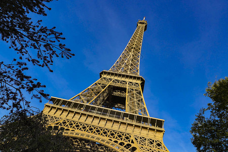 Eiffel铁塔在蓝色的天空图片