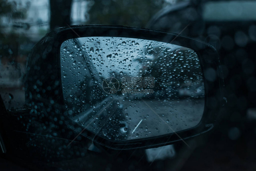 汽车在雨天风暴的道路上行驶图片