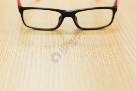 木桌办公室上的眼镜图片