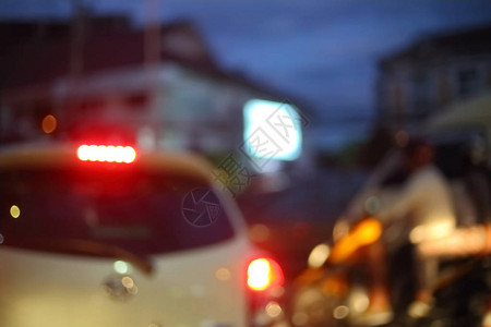 城市夜间街道路上驾驶车的轻型交通灯图片