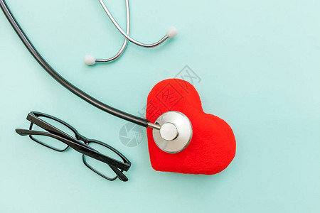 简单的最小设计医学设备听诊器或电话内窥镜眼和红色心脏隔离在柔和的蓝色背景上医生的仪器设备医疗保健图片